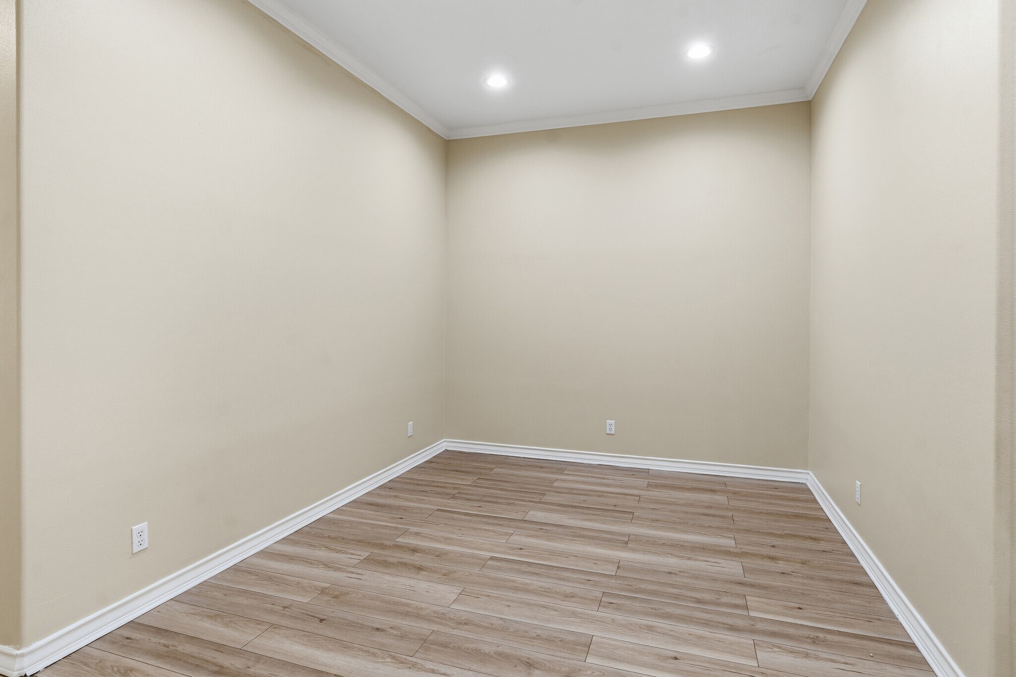 Building Photo - 722 Wellington Ave