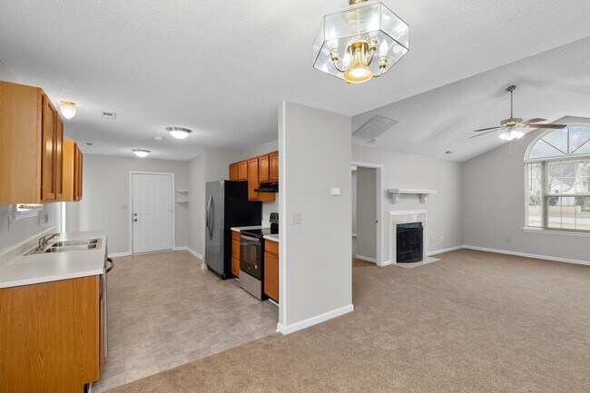 Building Photo - 3 Bedroom 2 Bathroom Home