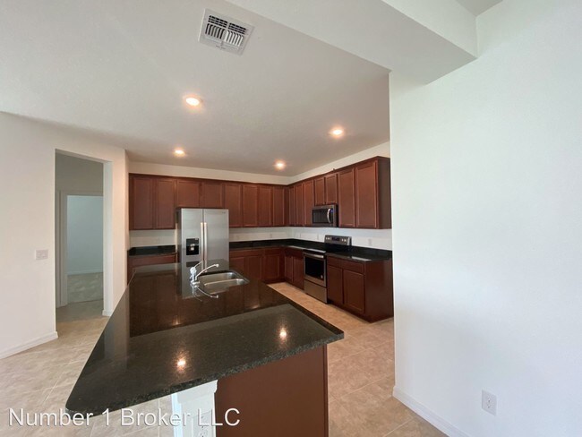 Building Photo - 8 br, 4 bath House - 681 Caterpillar Run