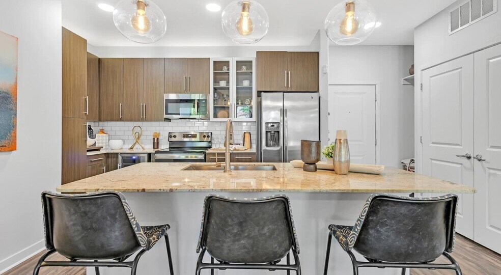 Building Photo - 2627 Live Oak St