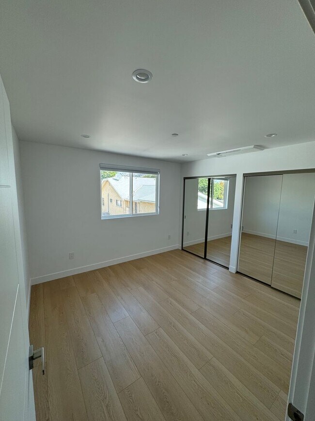 Building Photo - Spacious 1000 Sq. Ft. Single-Floor Back AD...