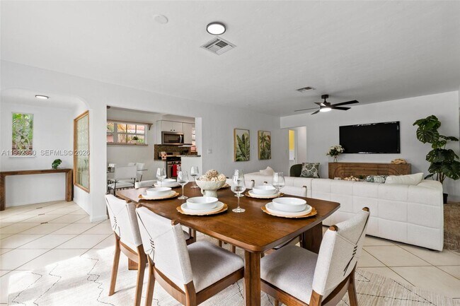 Building Photo - 1443 Hollywood Blvd