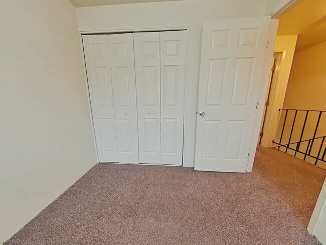 Building Photo - 2 Bedroom Apartment ~ Close to 9th Street ~ Small Pet Friendly