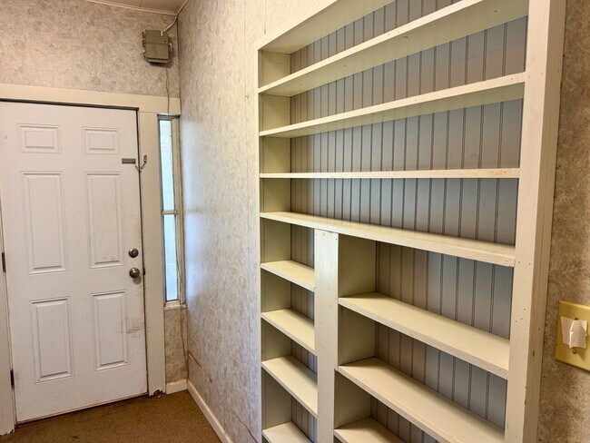 Building Photo - Adorable 3 Bed, 1 Bath Craftsman Home