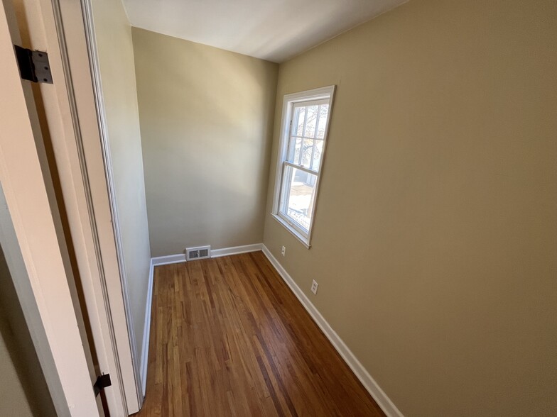 Closet or small office space - 306 E 18th St