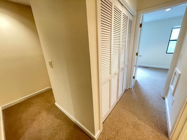 Building Photo - Nice 2br townhome in quiet neighborhood, r...