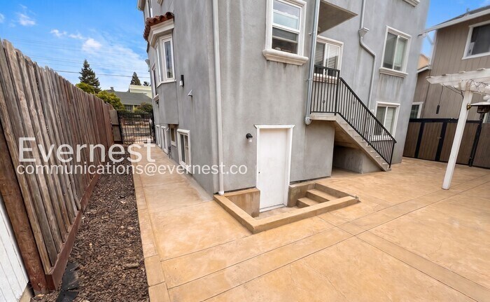 Building Photo - 5015 Melrose Ave