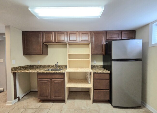 Building Photo - 108 N Gladden St