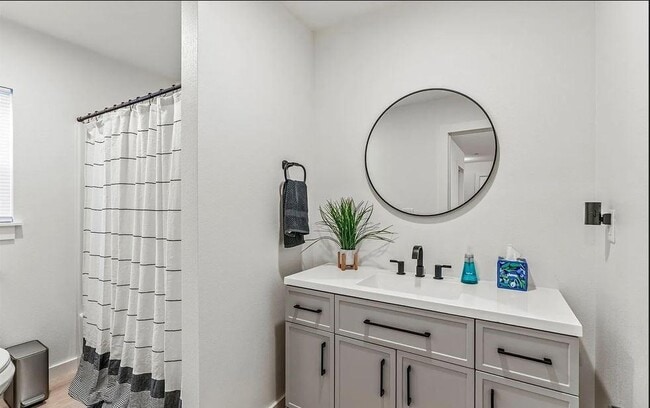 Building Photo - 572 Columbia St