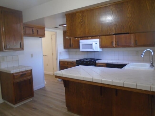 Building Photo - SW BAKERSFIELD--WON'T LAST LONG !  Applica...