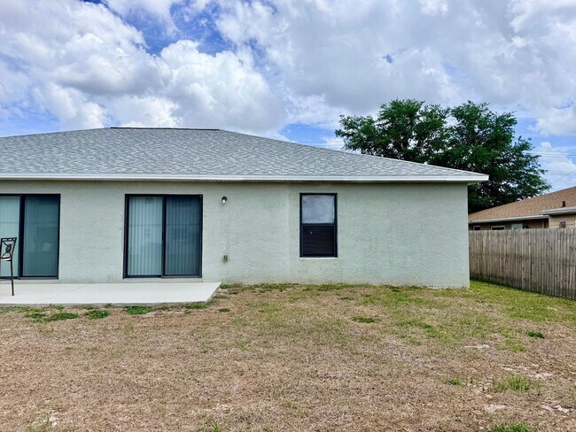 Building Photo - Like-New 3BR-2 Bath Duplex w/ Garage, Prime Cape Coral Location + Flexible Lease Options+Pet Frie...