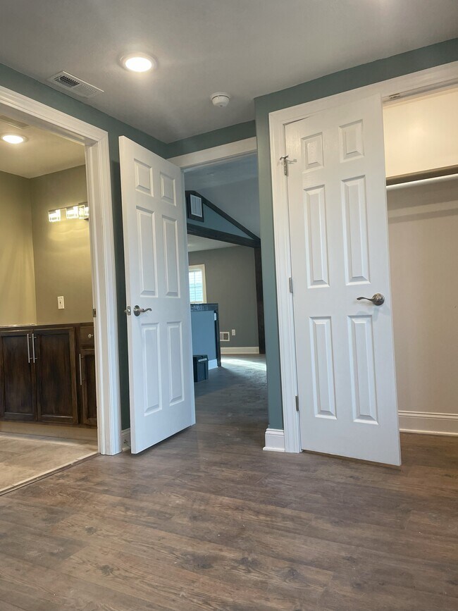 3208#2 Hallway - 3208 East Ave