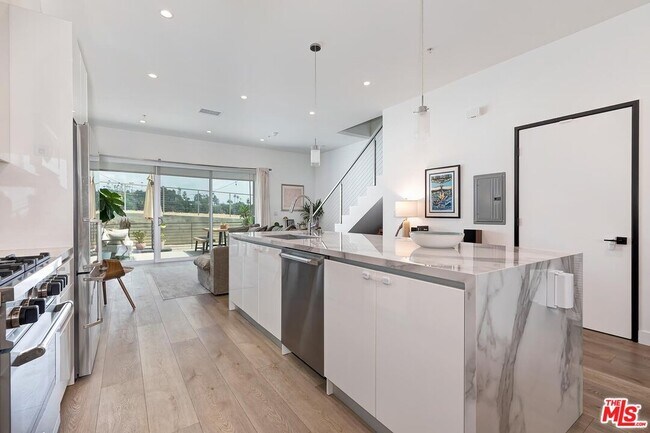 Building Photo - 957 Figueroa Terrace