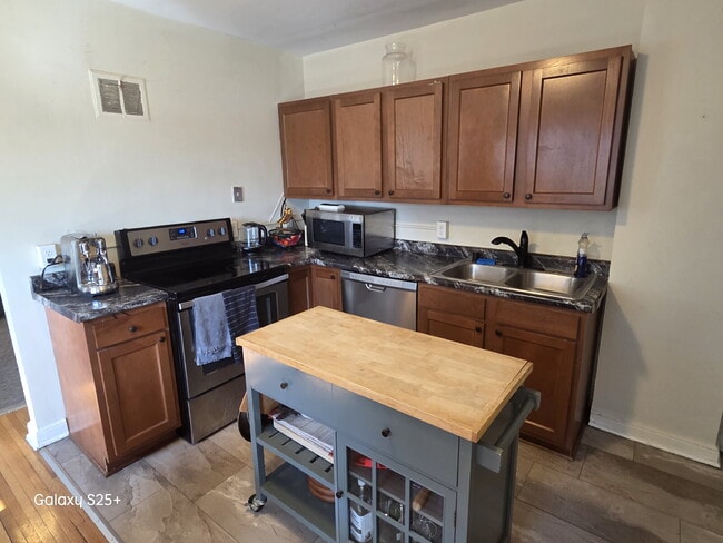 Building Photo - Charming 3-Bedroom, 1-Bath Duplex for Rent! VIDEO TOUR