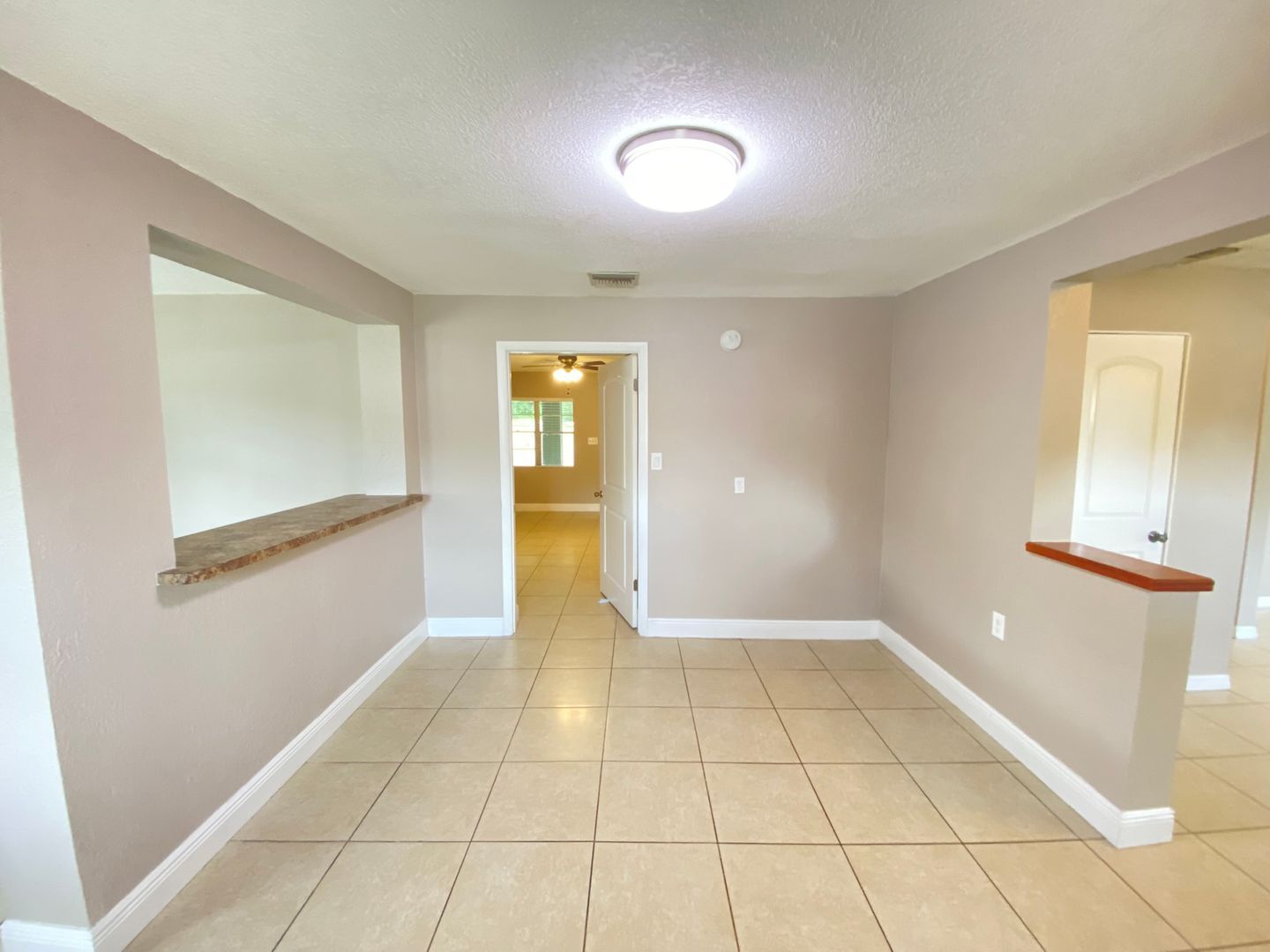 Building Photo - Nice 3 bedroom 2 bathroom House with Scree...