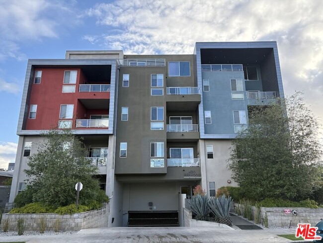 Building Photo - 4211 Redwood Ave