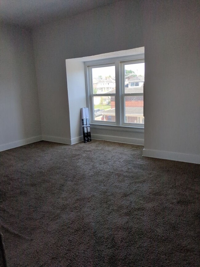 Building Photo - Recently renovated 4/5 Bedroom house