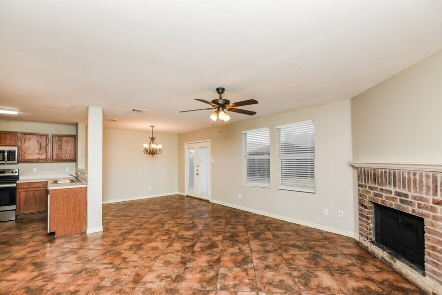 Building Photo - 517 Creekbend St