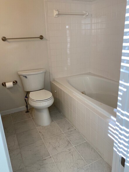 Building Photo - 300 Grosvenor Ln