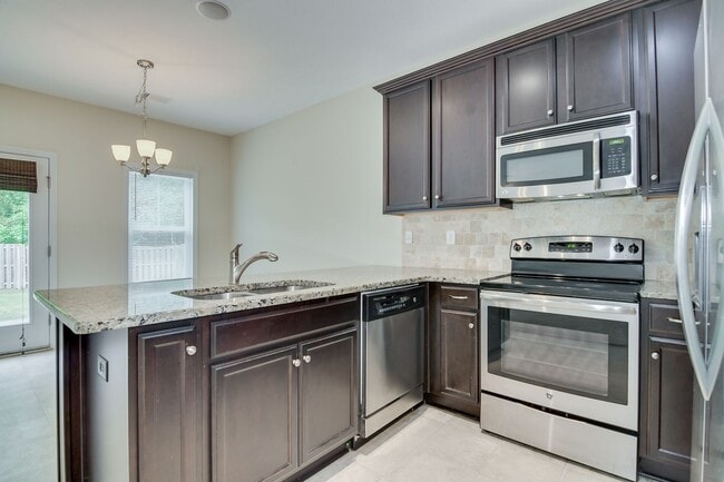 Building Photo - Canterbury Farms 3 Bed 2.5 Bath!