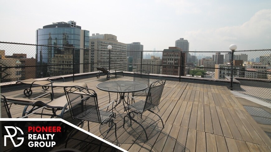 Building Photo - 454 W Barry Ave