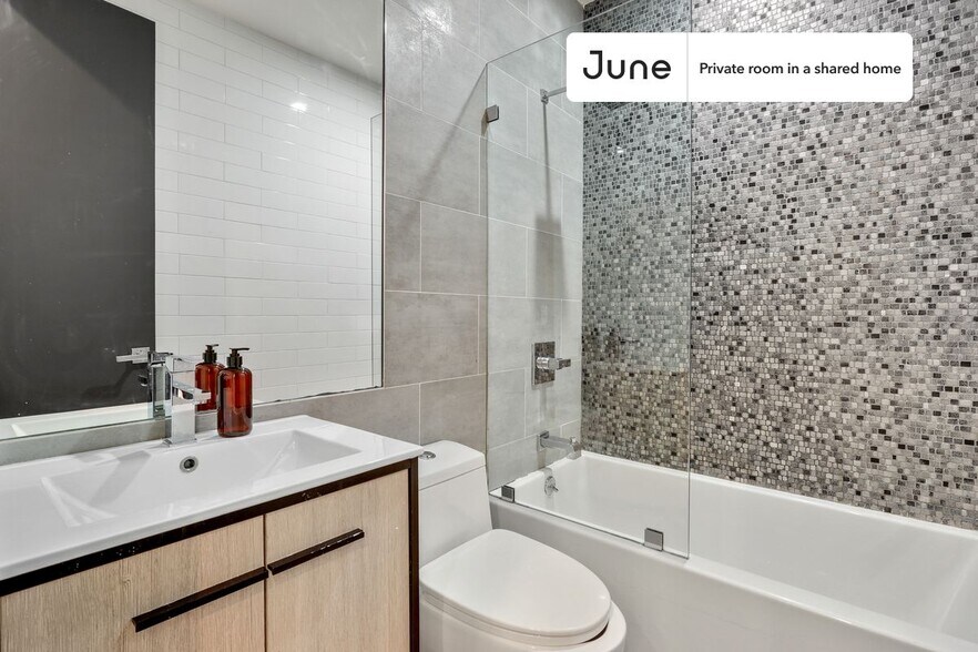Building Photo - Private bedroom in 4 bed/2 bath Home