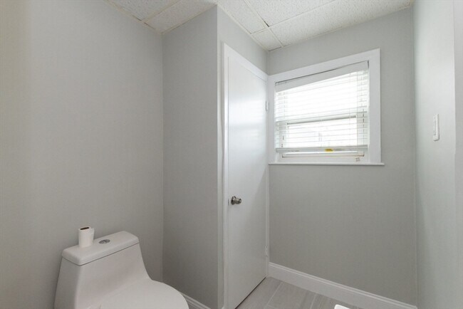 Building Photo - 129 Lynnway