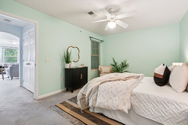 Building Photo - Gorgeous third floor - 1bd/1ba condo