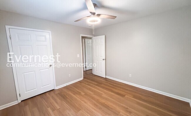 Building Photo - 3 Bed/2 Bath Home with Fenced Yard / Available Now!