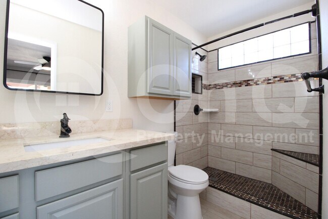 Building Photo - 967 W La Jolla Dr