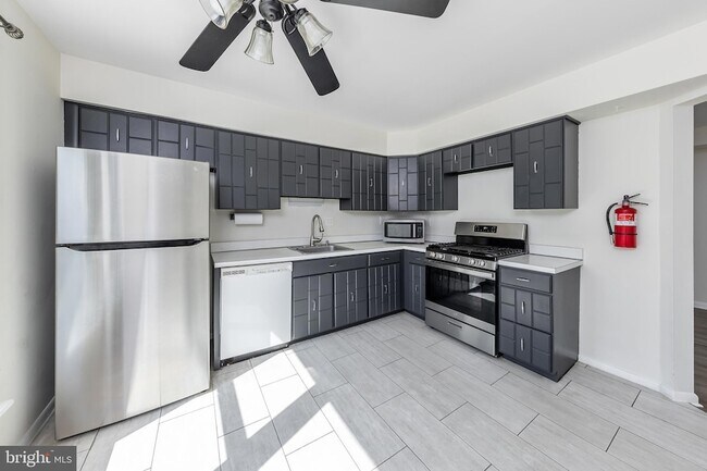 Building Photo - 1445 Boxwood Dr