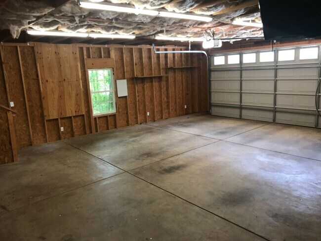 Building Photo - Stunning 3 Bedroom Home with Bonus Room