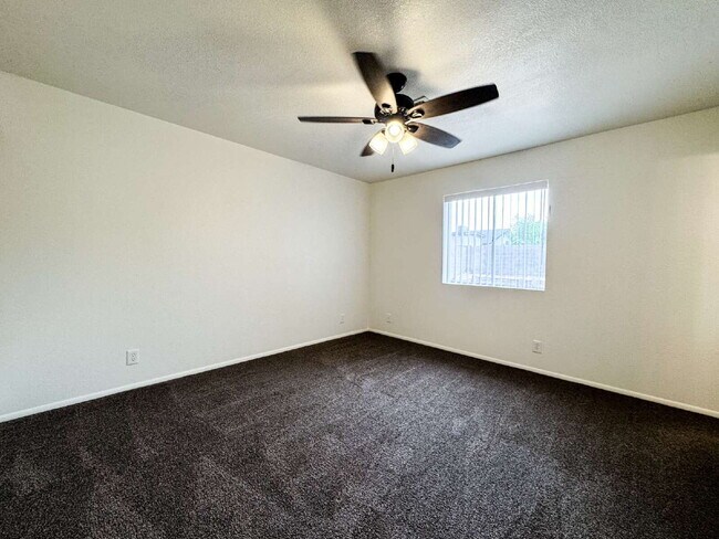 Building Photo - "Centrally located 3 bedroom, 2 bathroom H...