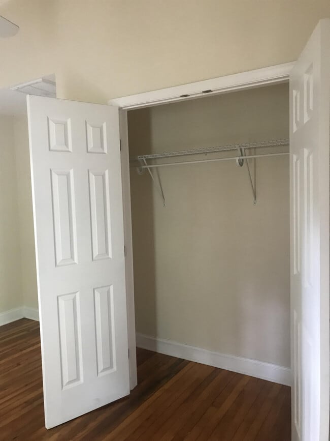 Building Photo - 1529 Thomas Ave