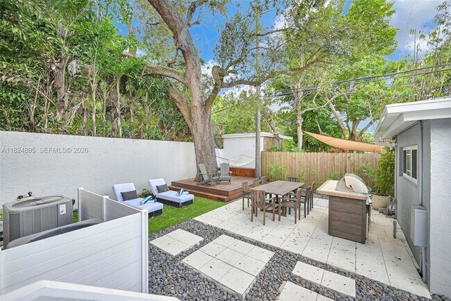 Building Photo - 150 NE 50th St