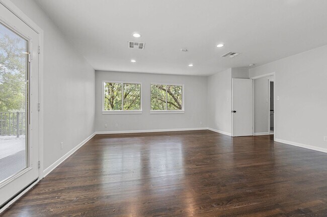 Building Photo - Tarrytown STUNNER!!!