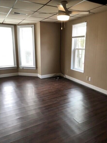 Building Photo - 115 E Marion St