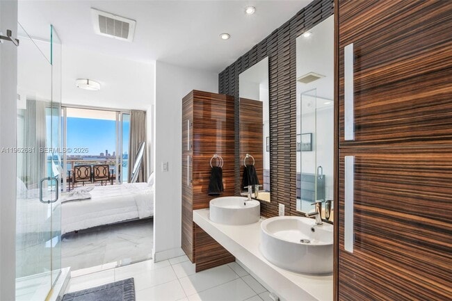 Building Photo - 2020 N Bayshore Dr