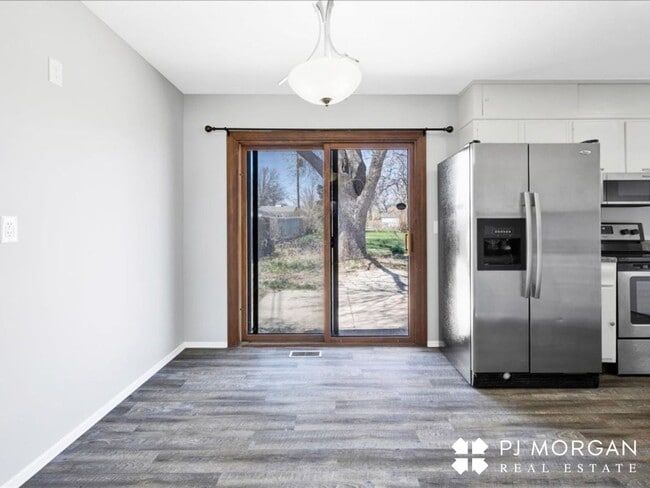 Building Photo - 3 bedroom, 2 Bathroom Home - Available Now