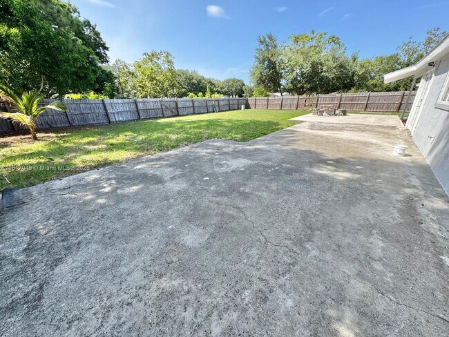 Building Photo - 1822 SE Oxmoor Ct