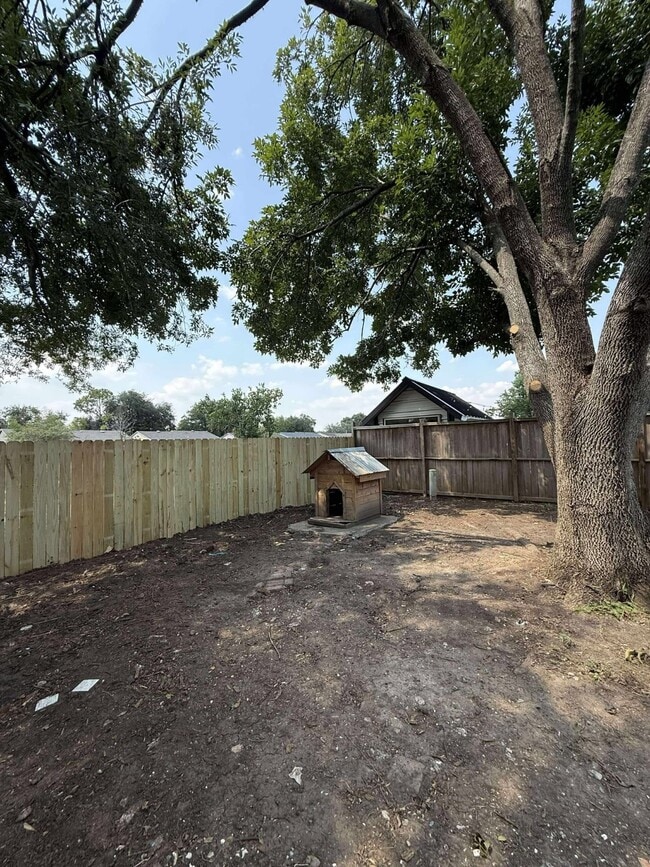 Building Photo - 16210 Lazy Ridge Rd