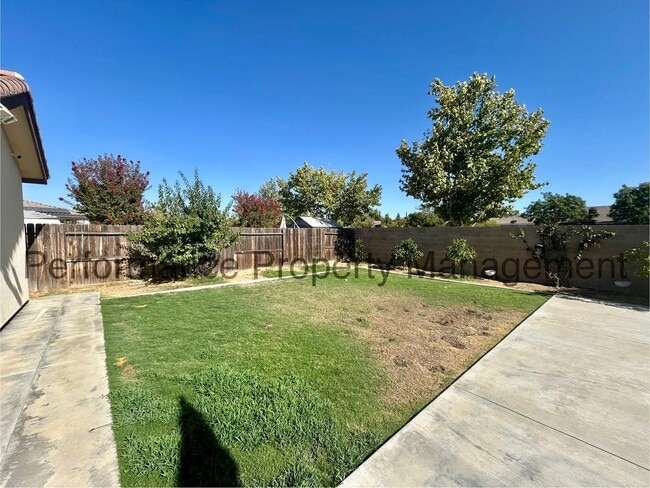 Building Photo - Stunning 4 Bed/3 Bath Home Near City in th...