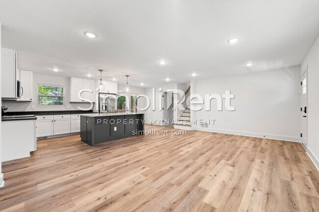 Building Photo - Newly Renovated 4/2.5 Home For Rent / First Month Free!