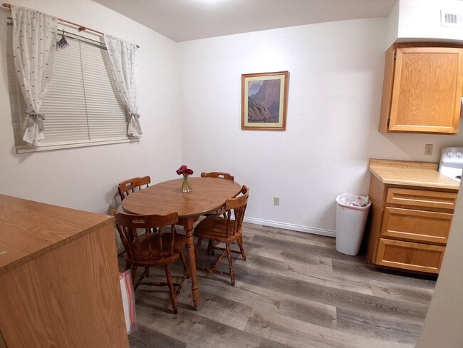 Building Photo - 659 700 E