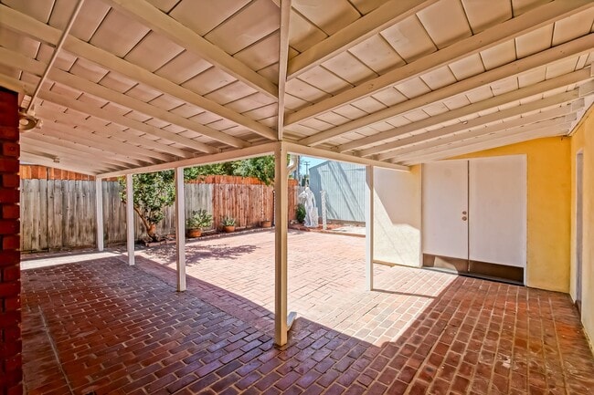 Building Photo - ***$500 OFF FIRST MONTHS RENT*** SPACIOUS, BRIGHT & AIRY, 3BR2BA HOME W/ GREAT OUTDOOR SPACE, LAR...