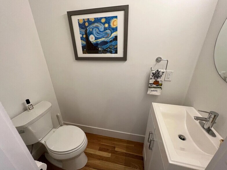 Building Photo - Room in Townhome on New Bern Ave