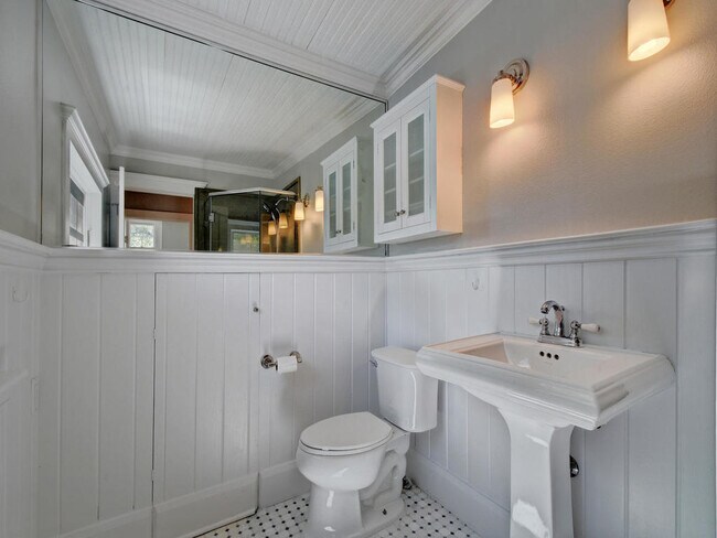 Building Photo - UT PRE-LEASE: Luxury 4 bedroom home in Wes...