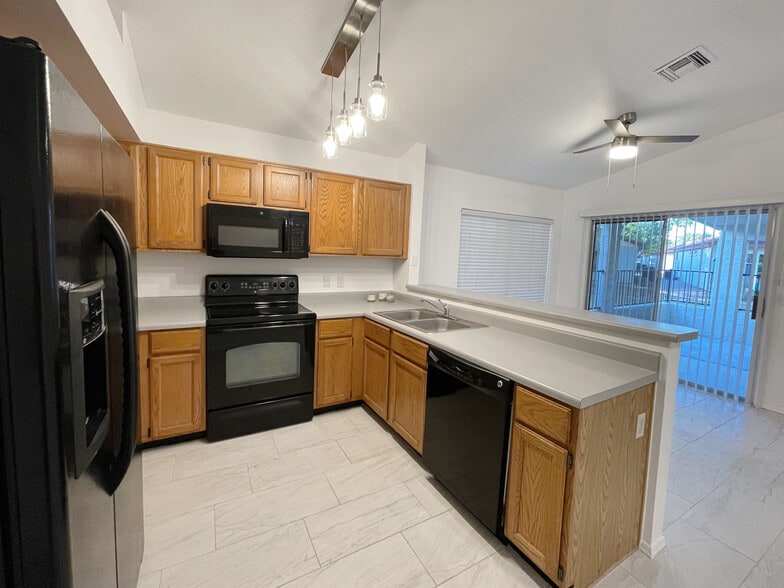 Building Photo - 1120 N Val Vista Dr