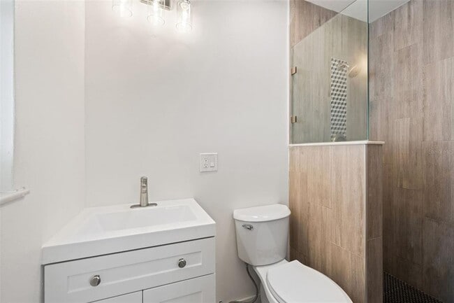 Building Photo - 662 Villa Grande Ave S