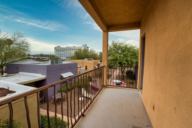 Building Photo - 2010 E 1st St